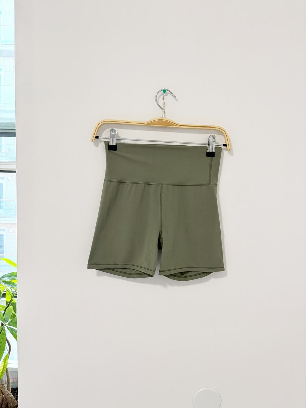 Vuori Green Tight Fitting Workout Shorts Size Small